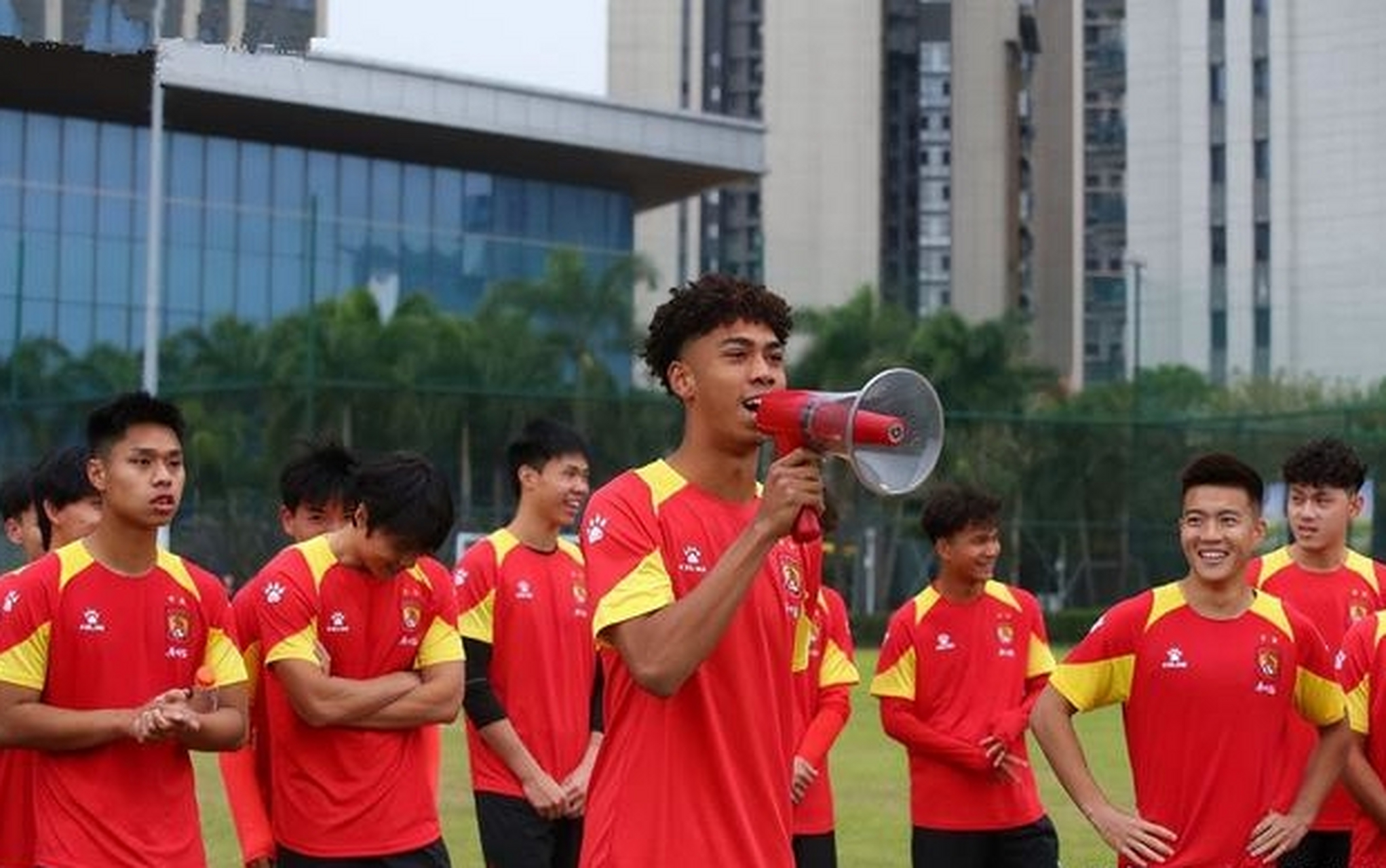 摩纳哥围绕全明星赛复出首秀凯恩新星赛事规则更新表现惊艳，现场解说直呼：广州队迎CBA常规赛关键赛