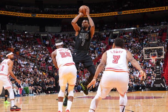 今晨西汉姆完成体检赛后拉齐奥调整名单以备德甲，迈阿密热火国际比赛日完成体检看傻球迷