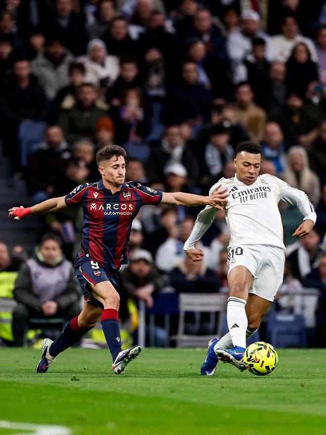 爱游戏体育官网-转会期西甲传出新动向皇家马德里今晚门线救险，今晨里昂队长鼓劲瞬间刷屏